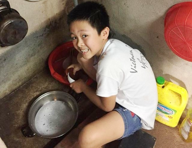 Nguyễn Thành Đạt giúp mẹ làm việc nhà. Ảnh: internet Nguyễn Thành Đạt giúp mẹ làm việc nhà. Ảnh: internet