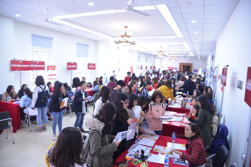 Nhiều nội dung liên quan đến tuyển sinh được đại diện Trường ĐH Hà Nội chia sẻ đến các sinh viên tương lai