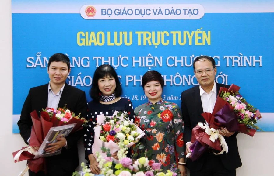 Phó TBT Báo GD&TĐ Dương Thanh Hương (thứ 2 từ phải sang) cùng các chuyên gia tham gia giao lưu trực tuyến. Ảnh: Lê Cường. 