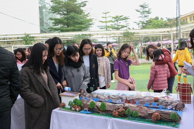 cuộc thi nghiên cứu khoa học “Vì bạn, vì tôi” dành cho các bạn học sinh THCS và THPT Olympia là điểm nhấn đặc biệt của ngày hội