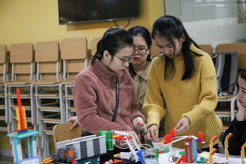 Học sinh thực hành những kiến thức về Khoa học, Kỹ thuật, Toán học, Nghệ thuật, Công nghệ trong này hội