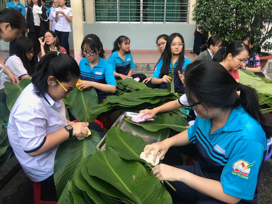 Học sinh Trường THPT Bùi Thị Xuân sẵn sàng cho việc gói bánh chưng