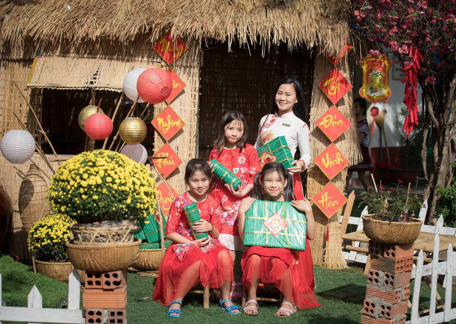 Cô và trò Trường Ngô Thời Nhiệm cùng lưu giữ khoảnh khắc cùng Xuân