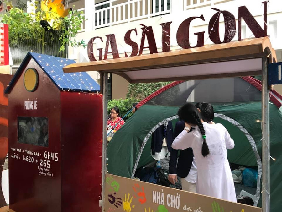 Ga Sài Gòn... xuất hiện trong sân Trường THPT Lê Quý Đôn