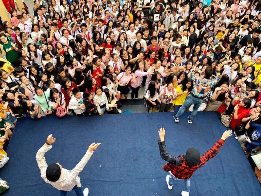 Học sinh Trường THCS Nguyễn Du hào hứng với một ca khúc sôi động