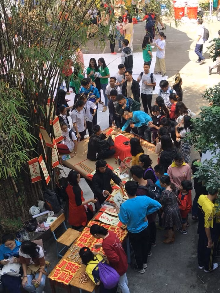 Phố ông Đồ thu nhỏ tại Trường THPT Bùi Thị Xuân