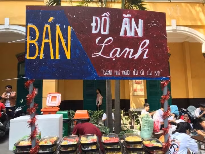 Gian hàng bán trái cây lạnh của lớp 10A13 Trường THPT Trưng Vương với câu slogan ấn tượng-Lạnh như người yêu cũ của bạn