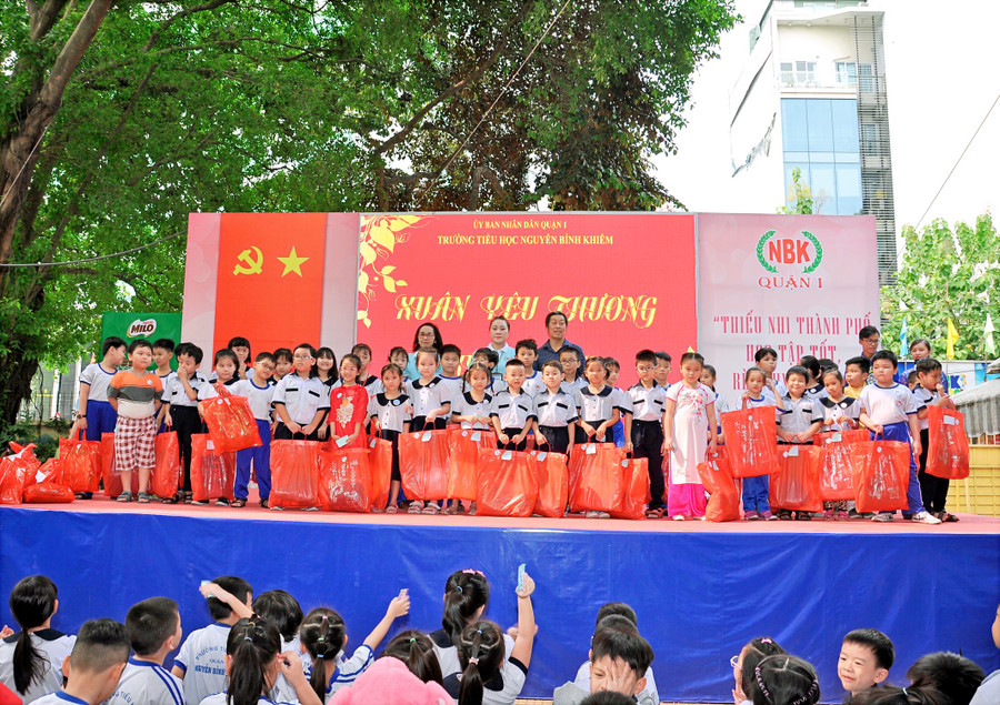 Trao quà cho các học sinh có hoàn cảnh khó khăn tại Trường TH Nguyễn Bỉnh Khiêm