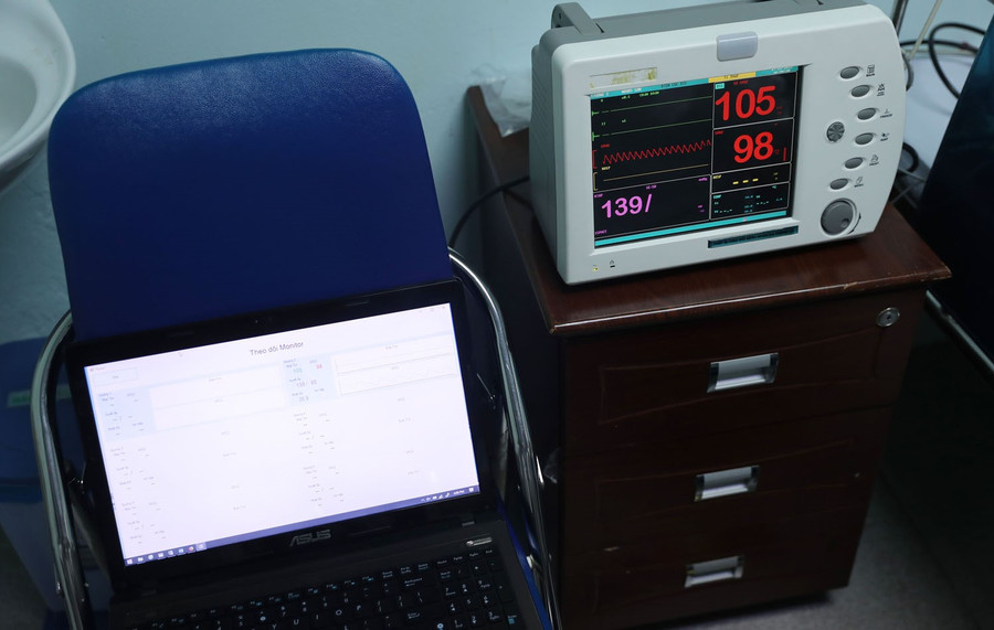 Máy đa thông số monitor truyền dữ liệu về máy theo dõi trung tâm.