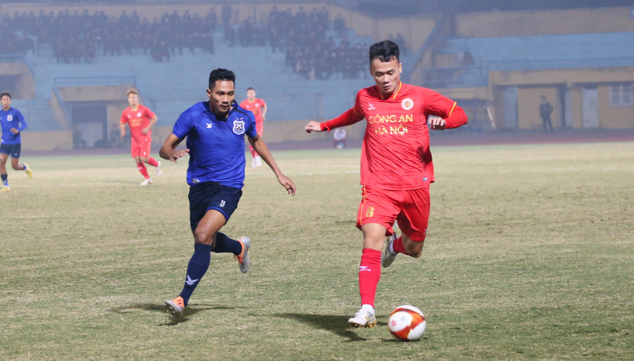 Công an Hà Nội (bên phải) đá giao hữu với đội Bộ Tư lệnh hiến binh Campuchia trên sân Hàng Đẫy ngày 9/1.