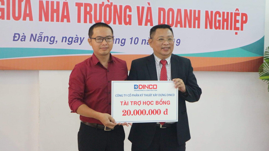 Đại diện trường ĐH Sư phạm Kỹ thuật tiếp nhận học bổng do doanh nghiệp tài trợ.