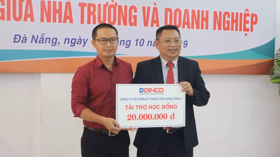 Đại diện trường ĐH Sư phạm Kỹ thuật tiếp nhận học bổng do doanh nghiệp tài trợ.