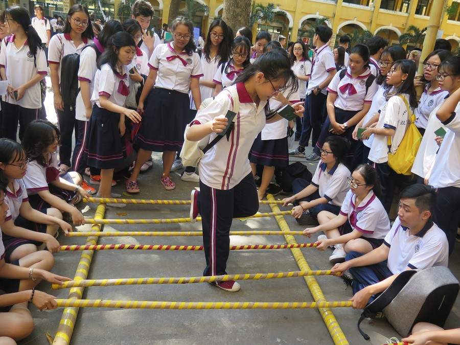 Hào hứng tham gia chơi trò chơi tại gian hàng Văn hóa Việt Nam. Ảnh: Thảo Nguyên