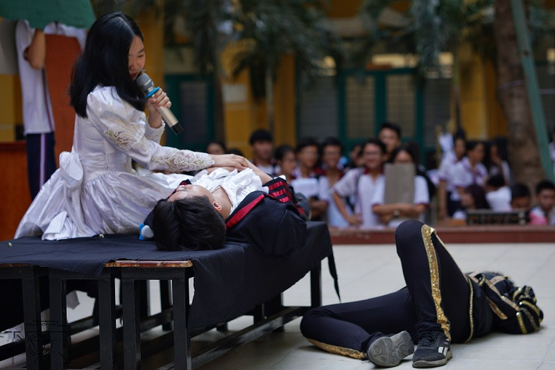Học sinh diễn kịch. Ảnh: CLB Nhiếp ảnh Trường Trưng Vương