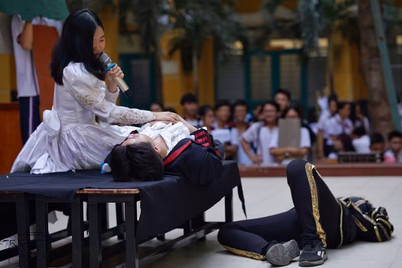 Học sinh diễn kịch. Ảnh: CLB Nhiếp ảnh Trường Trưng Vương