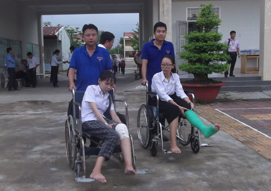 Lực lượng tình nguyện viên hỗ trợ thí sinh bị tai nạn giao thông vào trường thi