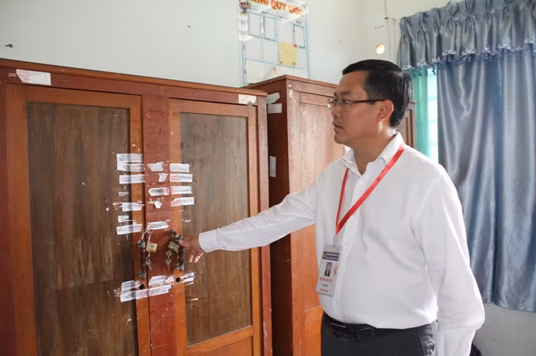 Thứ trưởng kiểm tra nơi chứa bài thi của thí sinh tỉnh Vĩnh Long