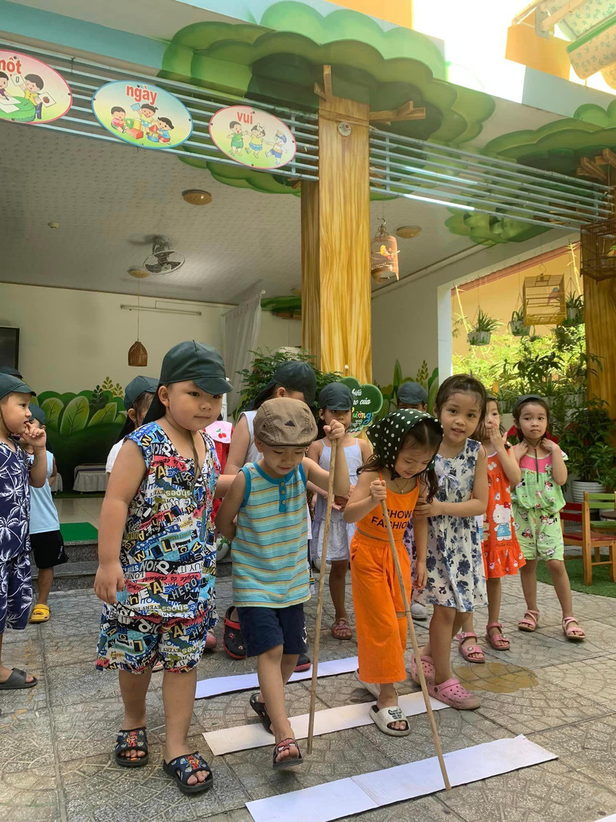 Trẻ học kỹ năng đi bộ an toàn khi tham gia giao thông qua trò chơi đóng vai khi đi qua các ngã tư. Trẻ học kỹ năng đi bộ an toàn khi tham gia giao thông qua trò chơi đóng vai khi đi qua các ngã tư.