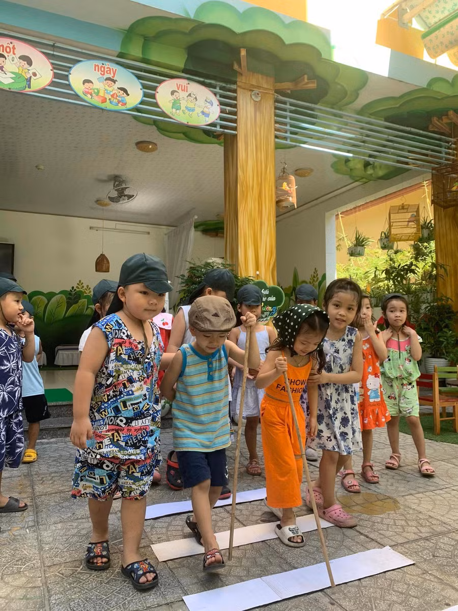 Trẻ học kỹ năng đi bộ an toàn khi tham gia giao thông qua trò chơi đóng vai khi đi qua các ngã tư. Trẻ học kỹ năng đi bộ an toàn khi tham gia giao thông qua trò chơi đóng vai khi đi qua các ngã tư.