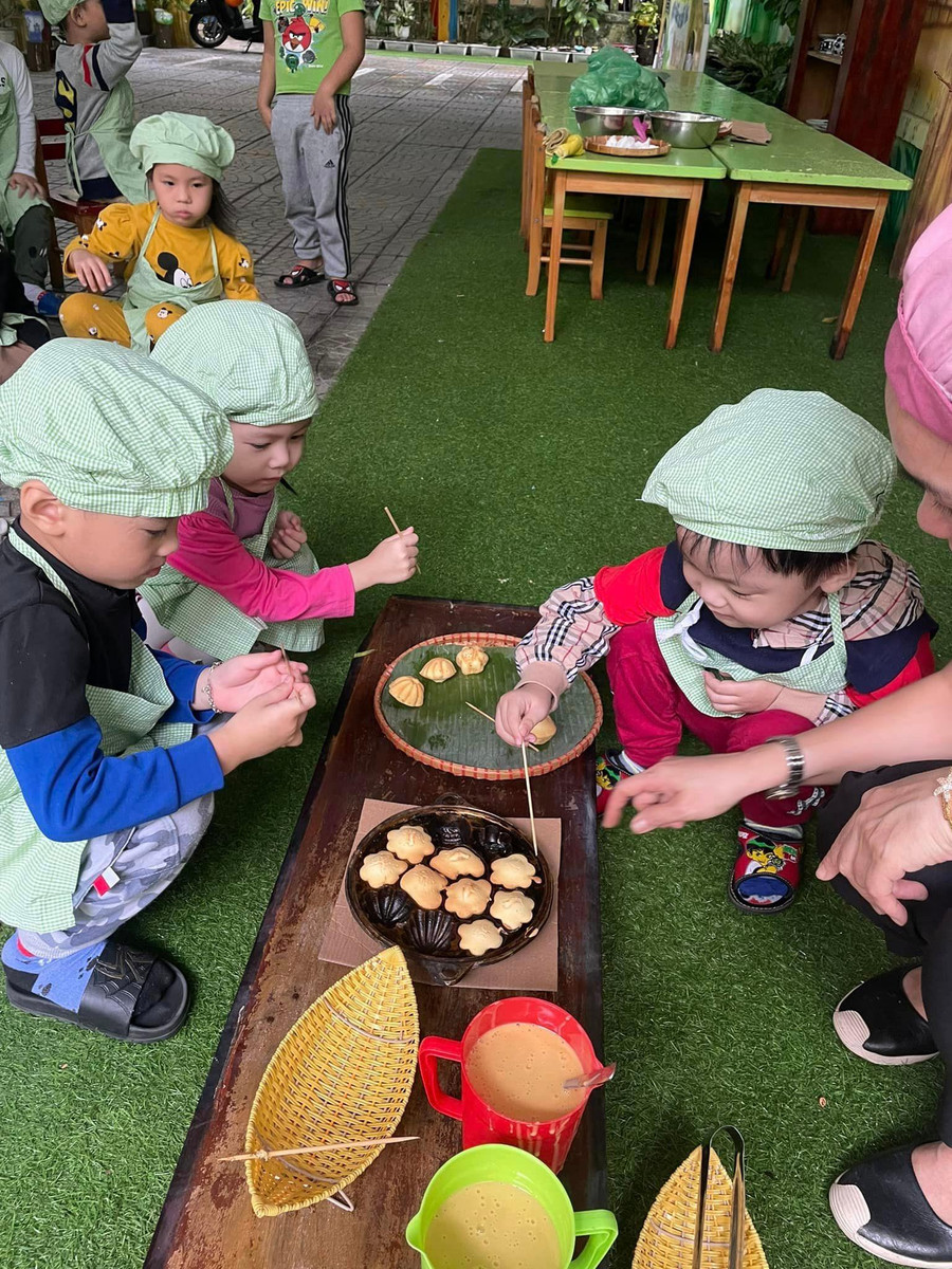 Bé học làm bánh tại khu vực trải nghiệm làm bếp cùng bé. Bé học làm bánh tại khu vực trải nghiệm làm bếp cùng bé.