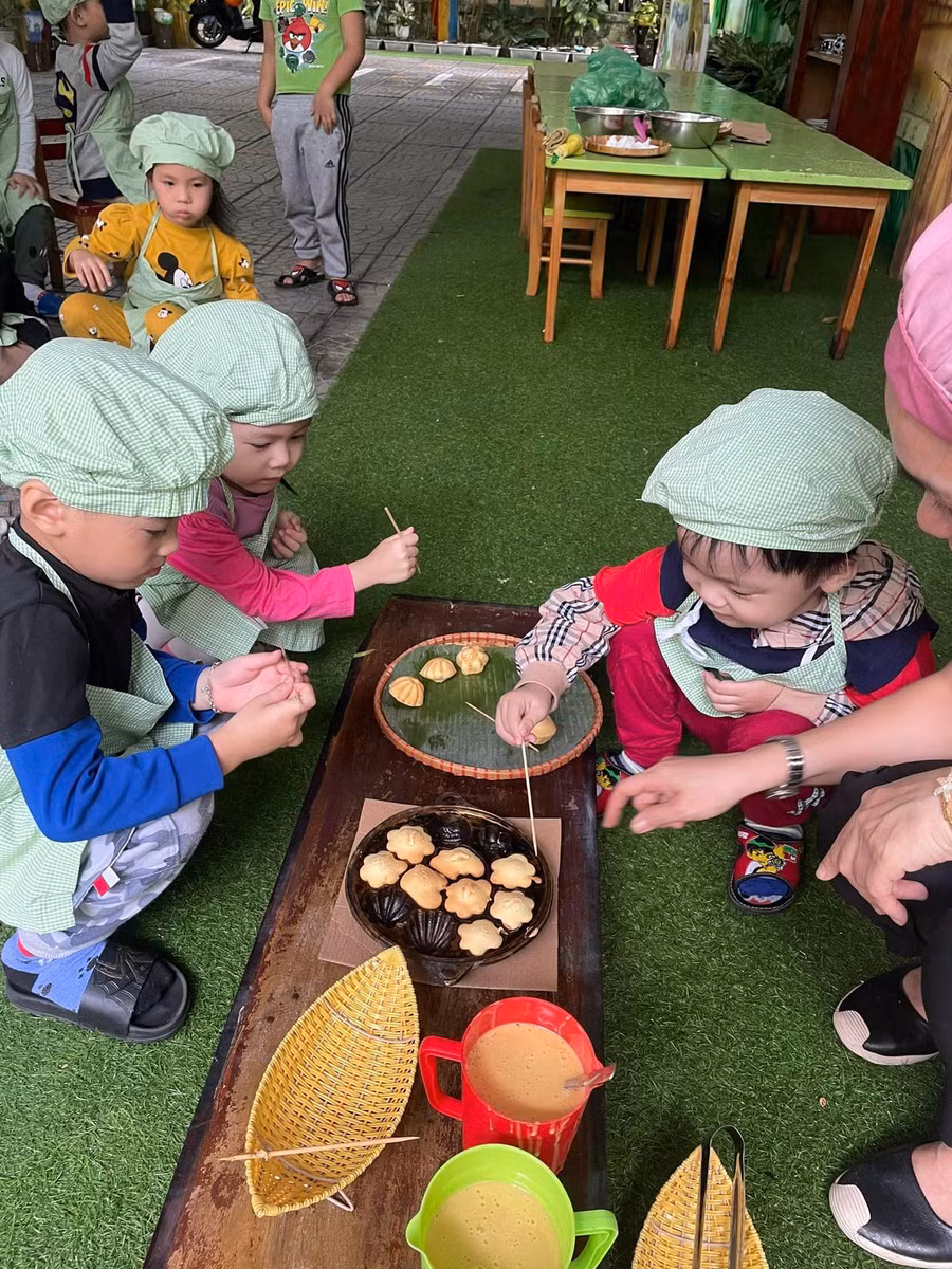 Bé học làm bánh tại khu vực trải nghiệm làm bếp cùng bé. Bé học làm bánh tại khu vực trải nghiệm làm bếp cùng bé.