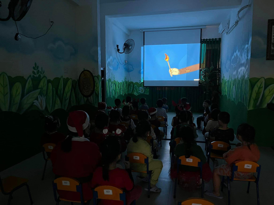 Vào rạp xem phim của trường, bé học được cách tìm đúng số ghế, giữ trật tự khi đang xem phim. Vào rạp xem phim của trường, bé học được cách tìm đúng số ghế, giữ trật tự khi đang xem phim.