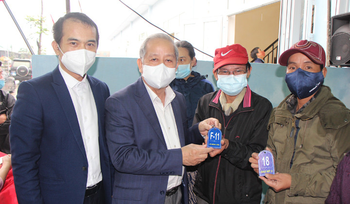 Phó Bí thư Thường trực Tỉnh uỷ Phan Ngọc Thọ và lãnh đạo thành phố trao chìa khóa cho các hộ nghèo.