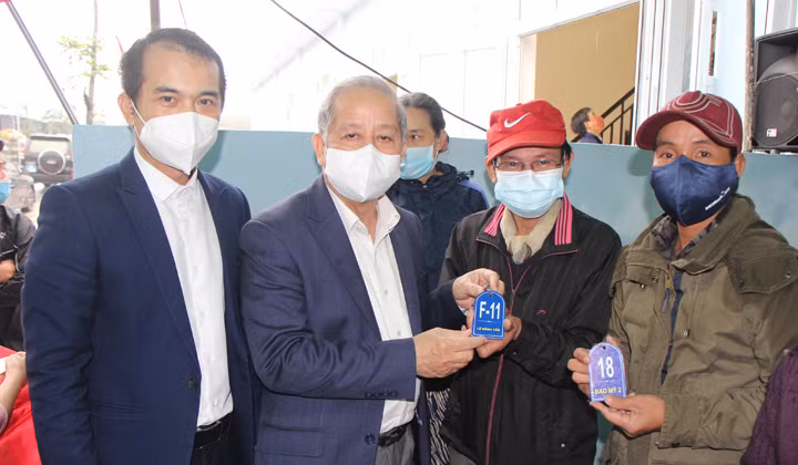 Phó Bí thư Thường trực Tỉnh uỷ Phan Ngọc Thọ và lãnh đạo thành phố trao chìa khóa cho các hộ nghèo.