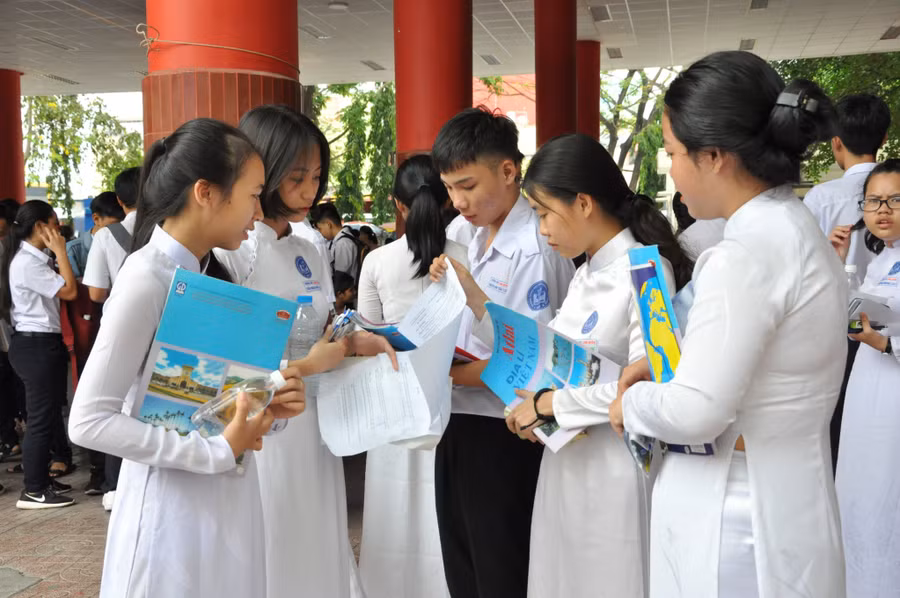 Học sinh trao đổi sau khi làm bài thi