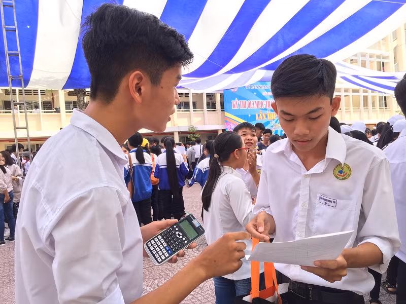 Học sinh trao đổi sau khi làm bài thi 