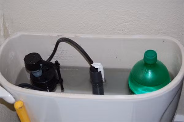 Bỏ chai nước vào bồn cầu theo cách của người Nhật, kết quả khiến ai cũng bất ngờ 