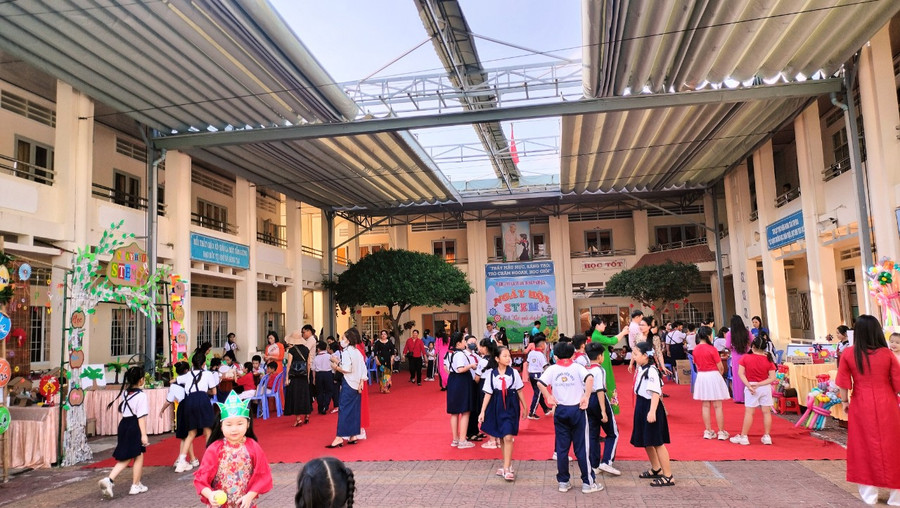 Mái che di động được Trường Tiểu học Quang Trung đầu tư che mát cho học sinh giờ ra chơi. Ảnh: TG Mái che di động được Trường Tiểu học Quang Trung đầu tư che mát cho học sinh giờ ra chơi. Ảnh: TG