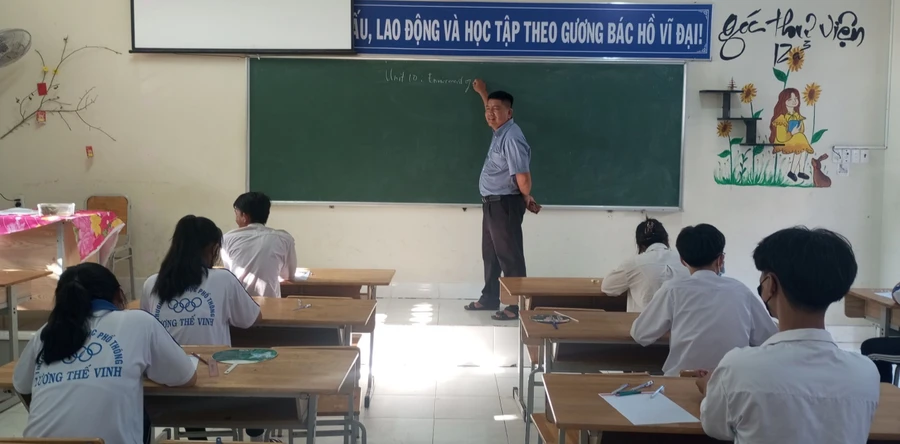 Thầy Nguyễn Văn Phúc - giáo viên Trường THPT Lương Thế Vinh (Bến Tre) trong giờ dạy môn Tiếng Anh lớp 12. Ảnh: NTCC