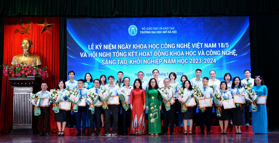 Lãnh đạo Trường ĐH Mở Hà Nội trao giấy khen cho cán bộ, giảng viên có thành tích tiêu biểu trong nghiên cứu khoa học, sáng tạo và khởi nghiệp. Ảnh: NTCC Lãnh đạo Trường ĐH Mở Hà Nội trao giấy khen cho cán bộ, giảng viên có thành tích tiêu biểu trong nghiên cứu khoa học, sáng tạo và khởi nghiệp. Ảnh: NTCC