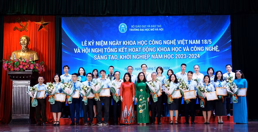 Lãnh đạo Trường ĐH Mở Hà Nội trao giấy khen cho cán bộ, giảng viên có thành tích tiêu biểu trong nghiên cứu khoa học, sáng tạo và khởi nghiệp. Ảnh: NTCC