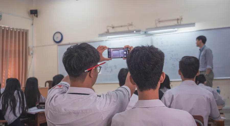Học sinh sử dụng thiết bị điện tử để ghi âm, quay chụp lại bài giảng của giáo viên.