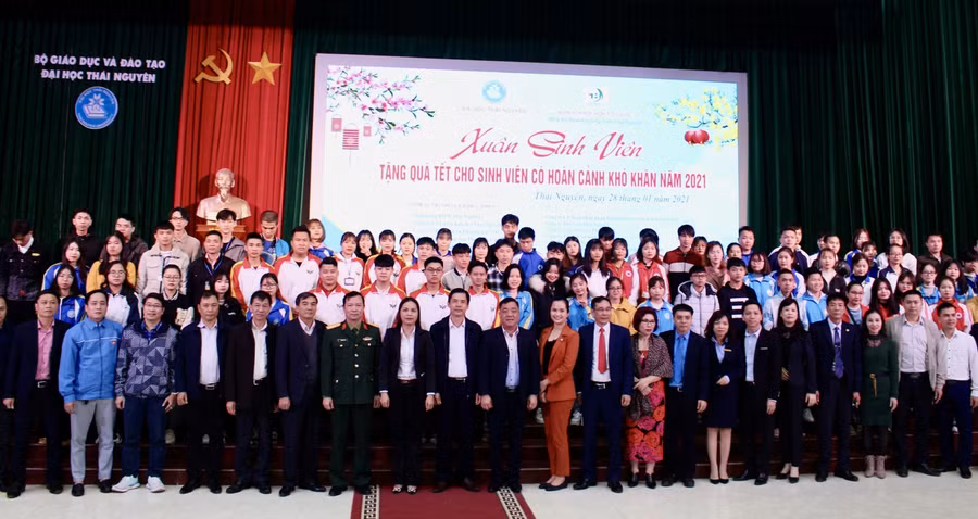 Đại diện 100 sinh viên chụp ảnh lưu niệm cùng BTC