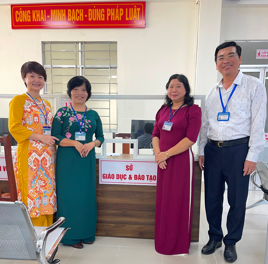 Ông Trần Thanh Bình - Giám đốc Sở GD&ĐT TP Cần Thơ thăm, động viên công chức Sở làm việc tại Trung tâm Phục vụ hành chính công vào sáng 26/2. Ông Trần Thanh Bình - Giám đốc Sở GD&ĐT TP Cần Thơ thăm, động viên công chức Sở làm việc tại Trung tâm Phục vụ hành chính công vào sáng 26/2.