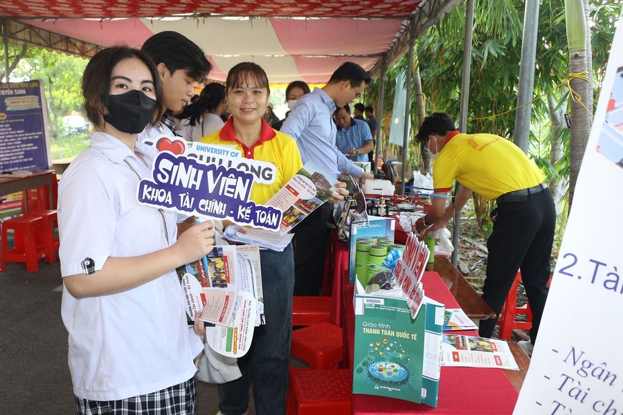 Học sinh tham quan gian hàng trưng bày của các Khoa.