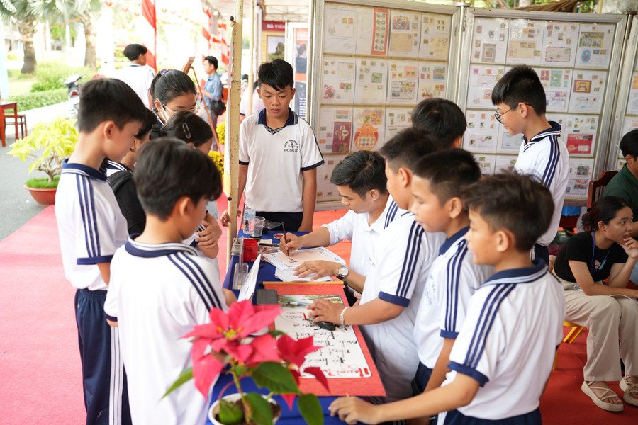 Trường ĐH Kiên Giang tổ chức viết chữ thư pháp tặng độc giả. Trường ĐH Kiên Giang tổ chức viết chữ thư pháp tặng độc giả.