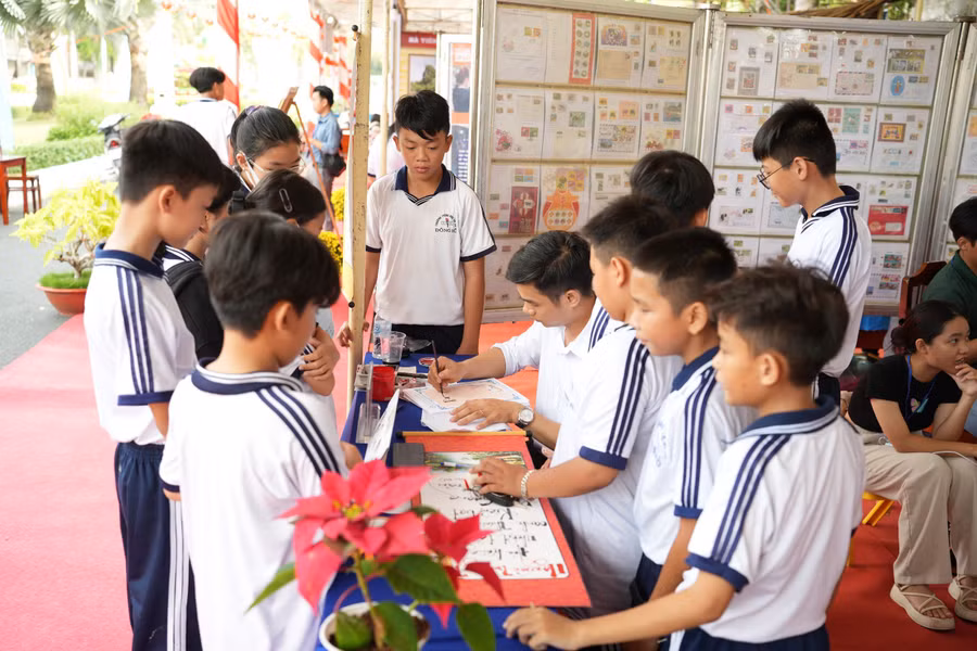 Trường ĐH Kiên Giang tổ chức viết chữ thư pháp tặng độc giả.