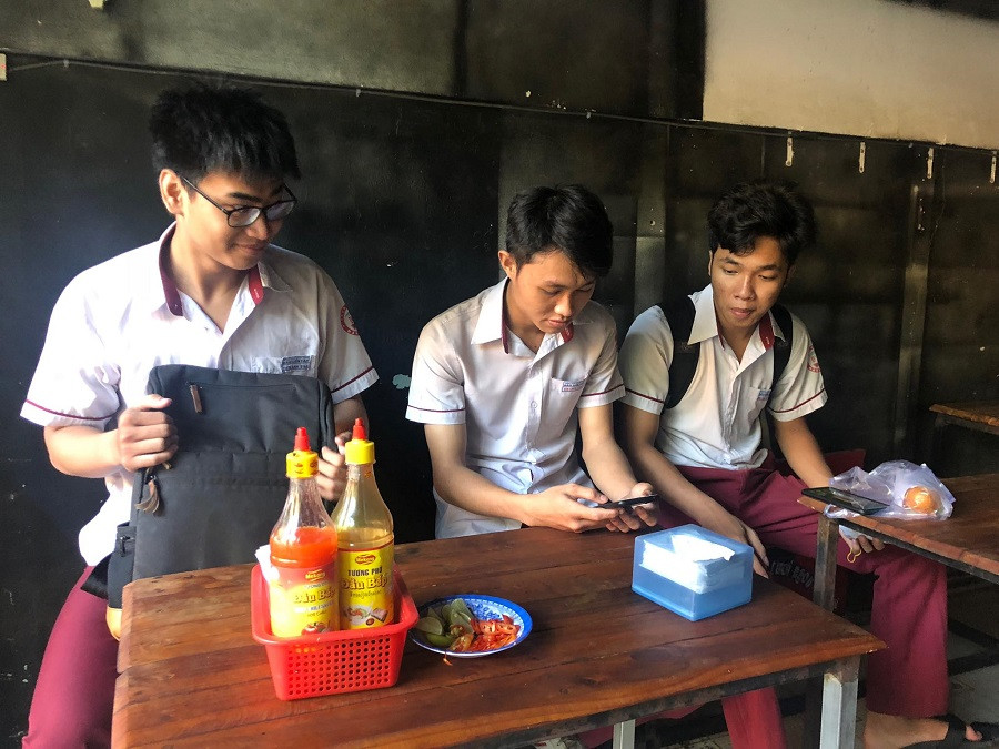 Một số thí sinh tới sớm tranh thủ lót dạ Một số thí sinh tới sớm tranh thủ lót dạ