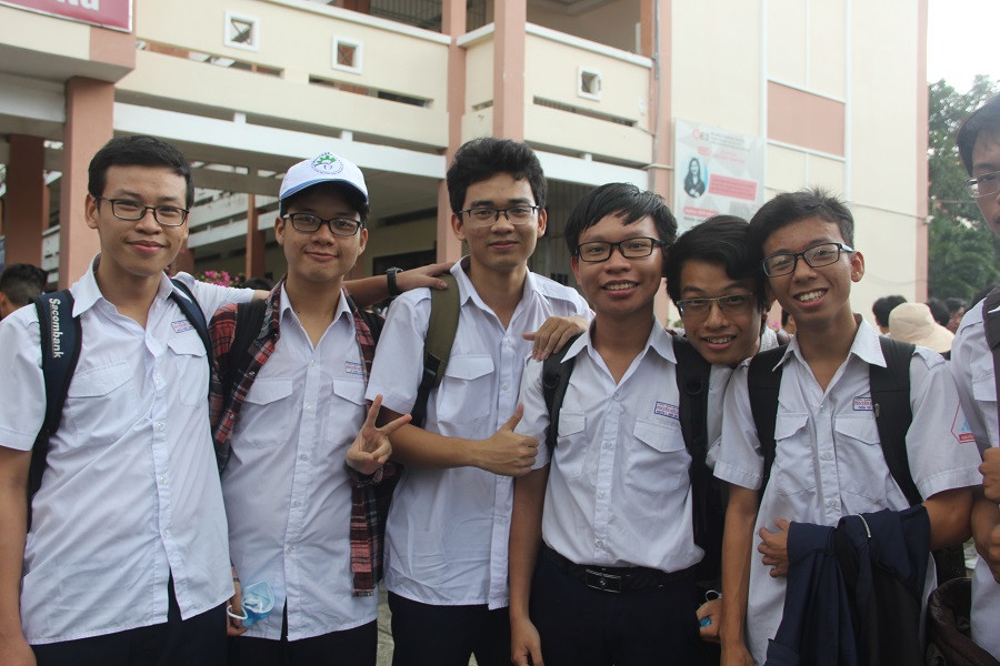 Nhóm thí sinh của Trường THPT Nguyễn Hữu Huân tự tin sau bài thi tổ hợp khoa học tự nhiên.