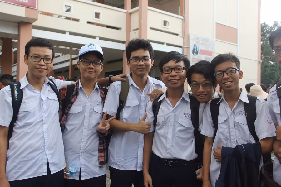 Nhóm thí sinh của Trường THPT Nguyễn Hữu Huân tự tin sau bài thi tổ hợp khoa học tự nhiên. Nhóm thí sinh của Trường THPT Nguyễn Hữu Huân tự tin sau bài thi tổ hợp khoa học tự nhiên.