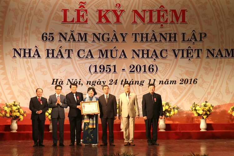 Thay mặt lãnh đạo Đảng, Nhà nước, Phó Thủ tướng Vũ Đức Đam trao Huân chương Lao động hạng Nhất cho Nhà hát Ca múa nhạc Việt Nam. Ảnh: VGP/Đình Nam