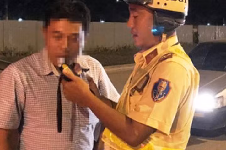 Nhiều "ma men" bị tuýt còi sau khi tuyển bóng đá Việt Nam thắng