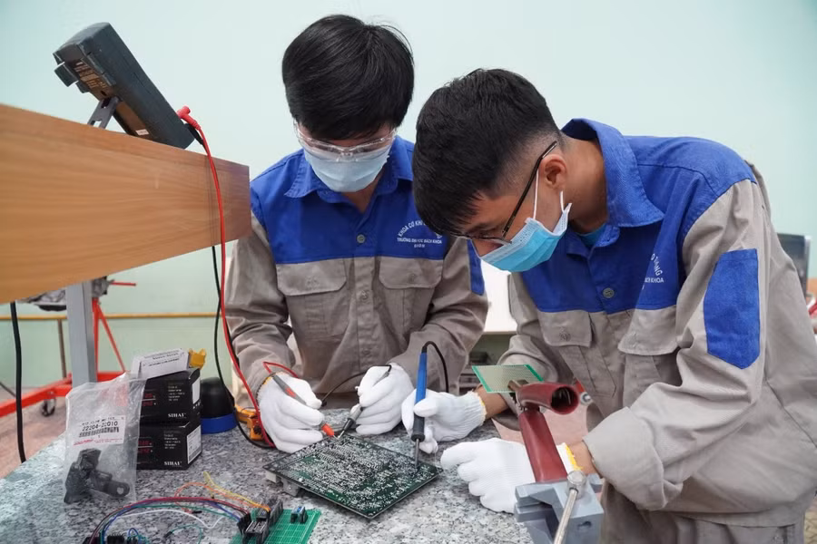 Sinh viên Trường ĐH Bách khoa, ĐH Đà Nẵng thực hành trên các loại máy móc, động cơ để nắm vững kiến thức chuyên môn