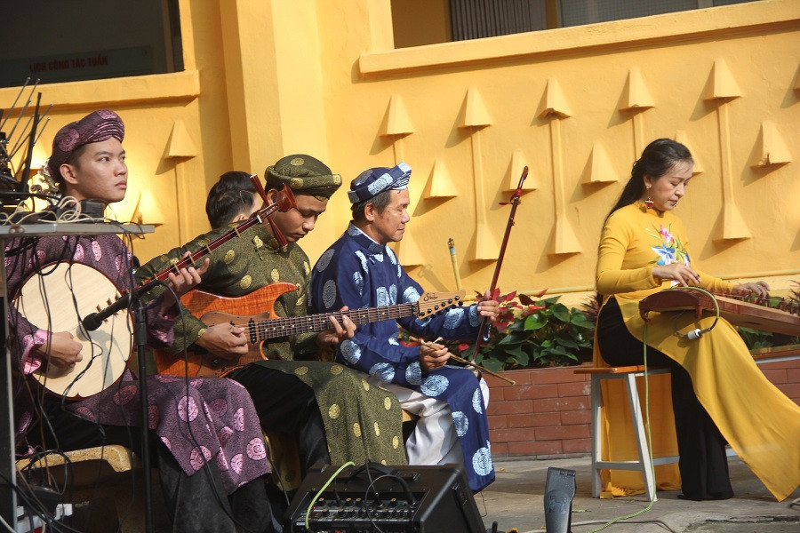 Các nghệ sĩ của CLB Nghiên cứu và vinh danh văn hóa Nam bộ cùng chung tay mang giá trị văn hóa dân tộc đến gần hơn với học sinh