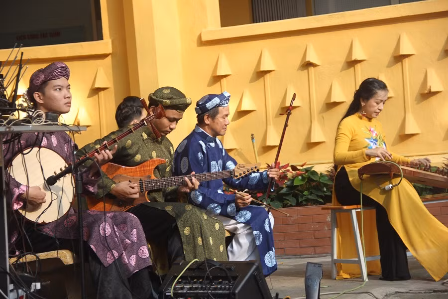 Các nghệ sĩ của CLB Nghiên cứu và vinh danh văn hóa Nam bộ cùng chung tay mang giá trị văn hóa dân tộc đến gần hơn với học sinh