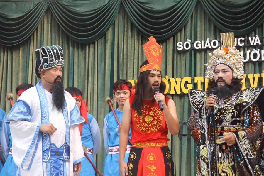 Học sinh (áo đỏ) tham gia vở diễn cùng các nghệ sĩ của CLB Nghiên cứu và vinh danh văn hóa Nam bộ